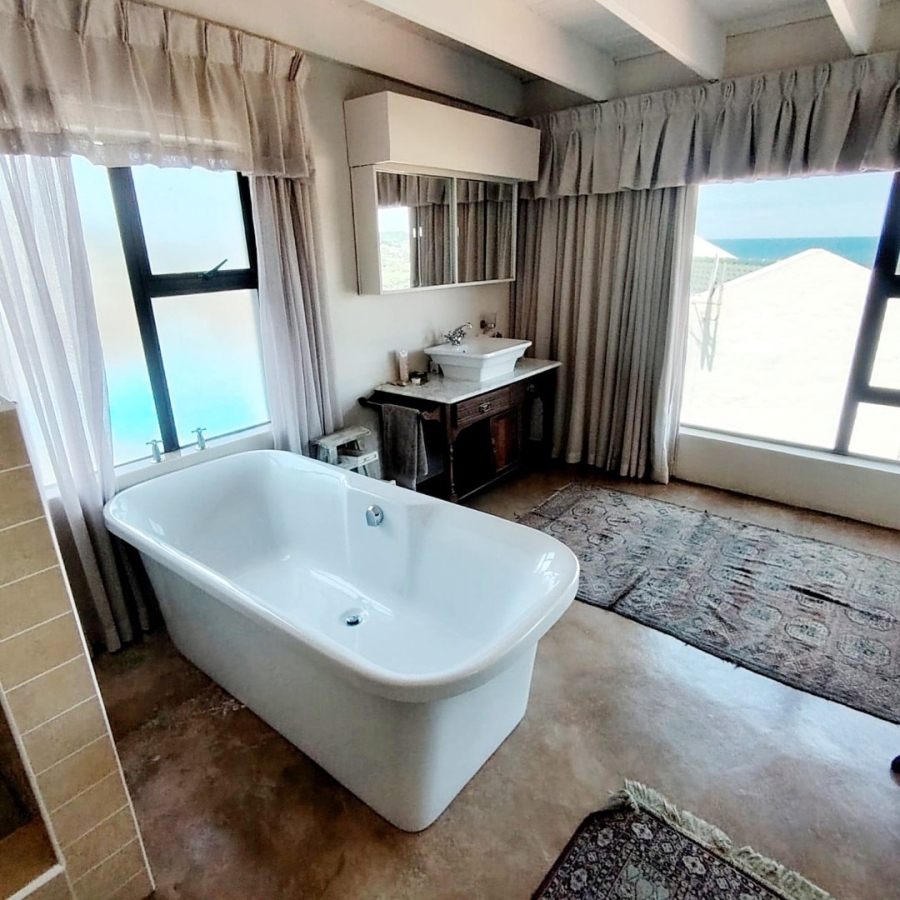 5 Bedroom Property for Sale in Beacon Bay Eastern Cape